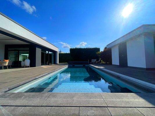 sichtgeschützter Poolbereich