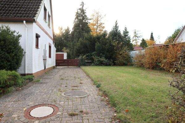 Auffahrt mit Pkw-Stellfläche