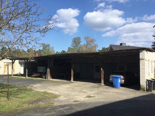 Nebengebäude mit Unterständen