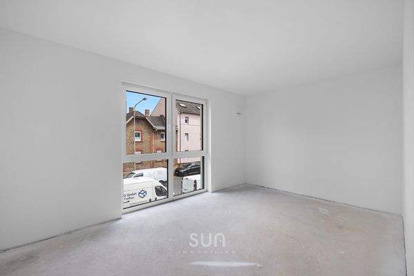 Lichtdurchflutetes Zimmer