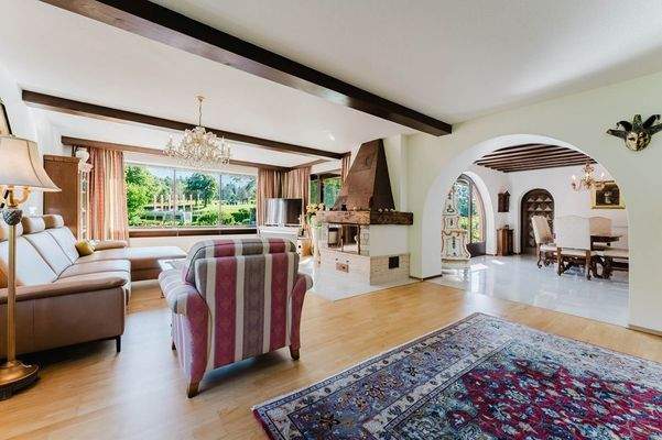 Offener Wohn- und Essbereich mit Kamin – das Herzstück des Hauses