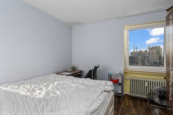 Wohn- und Schlafzimmer Nr. 3 (11,25m²) mit Fenster nach Süden.