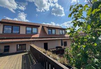 Blick von der Terrasse zum Haus