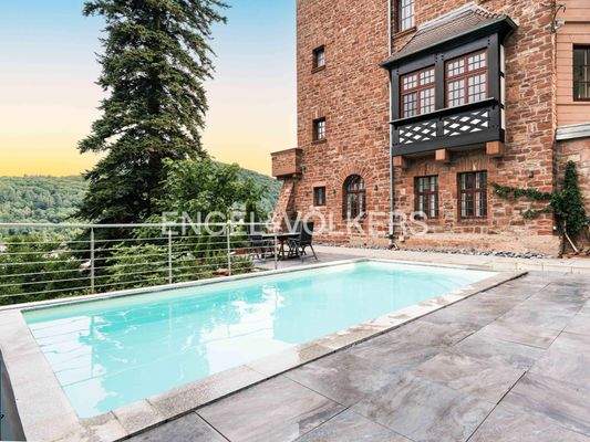 Beheizter Außenpool mit Gegenstromanlage