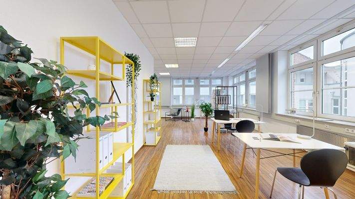 mit großen Fensterfronten