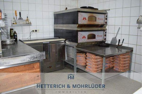 Küche mit Pizzaöfen