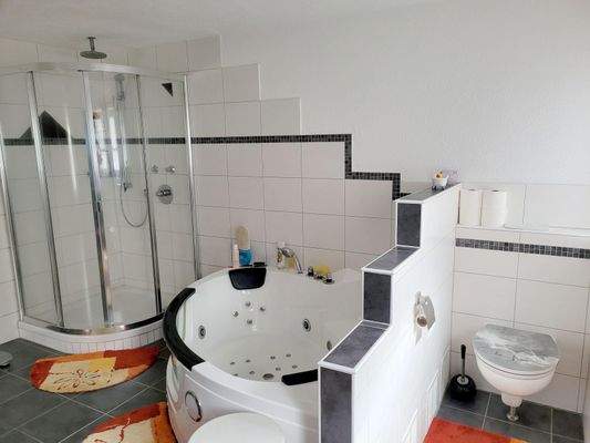 großzügiges Badezimmer