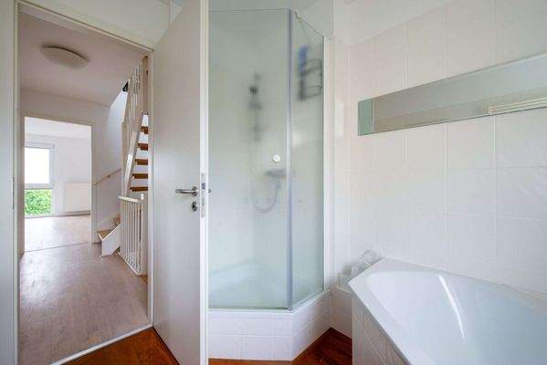 Bad mit Dusche und Badewanne