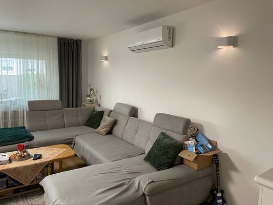 Wohnzimmer mit Klimagerät 