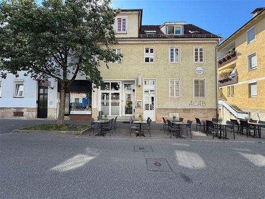 Das Wohnhaus mit Gewerbefläche im EG von außen