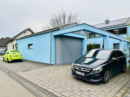 Seitenansicht mit Garage rechts