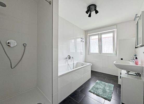 Tageslichtbad mit Badewanne u. Dusche