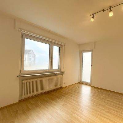 Helles Schlafzimmer mit Zugang zum Balkon OG