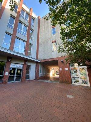 Haupteingang und Zufahrt