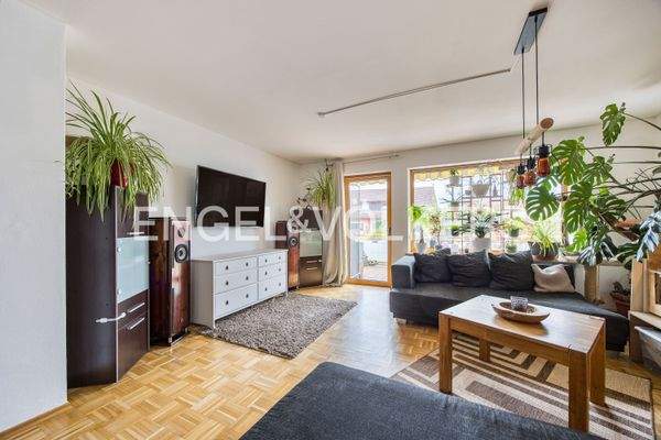 Offener Wohnbereich im Erdgeschoss mit Austritt auf die Terrasse und in den Garten