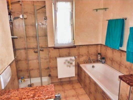 Bad mit Wanne und Dusche