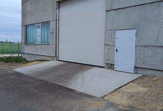 Zugang mit Rolltor und Eingangstür