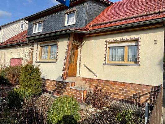 Frontansicht Wohnhaus +Vorgarten