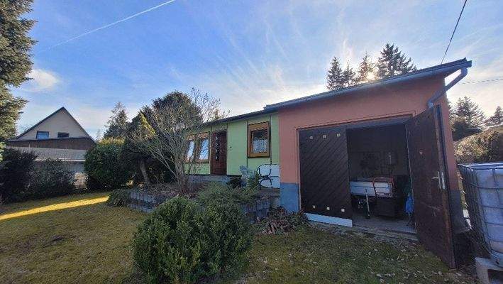 Außenansicht mit Garage