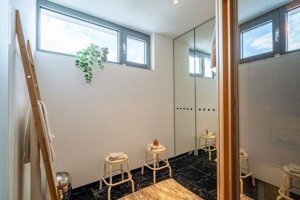 Sauna-Vorraum & Spiegelschrank