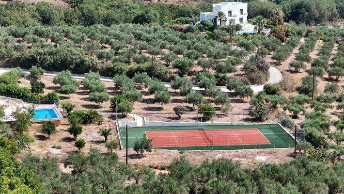 Kreta, Kournas: Spektakuläre Villa mit Tennisplatz nahe des Kournas-Sees zu verkaufen