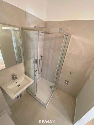 Badezimmer mit Dusche