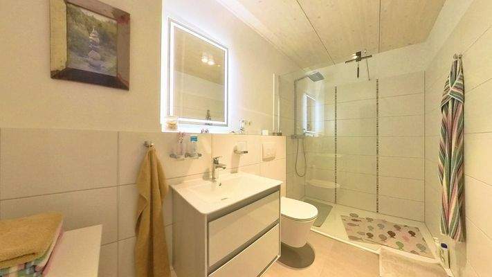 Helles, freundlich gestaltetes Bad – großzügige Dusche für maximalen Komfort