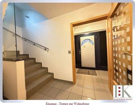 Eingang - Treppe zur Wohnebene