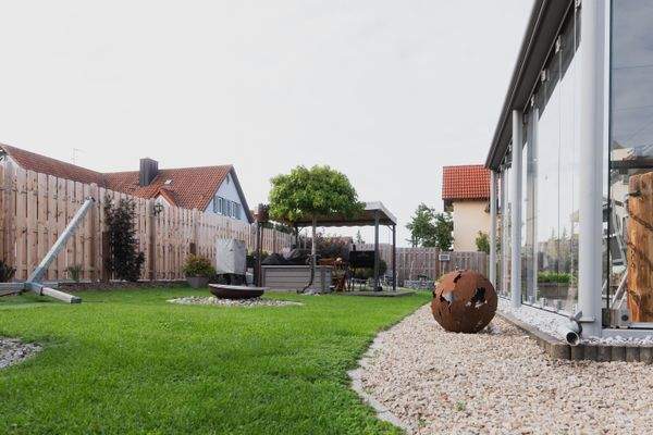 Ansicht im Garten auf den Pavillion