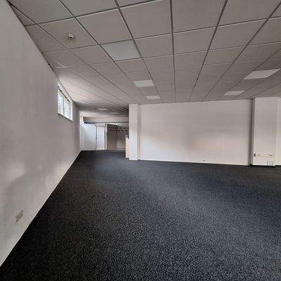 Helle Gewerbefläche innen