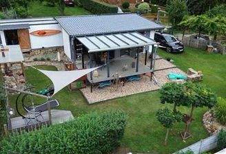Luftansicht auf den Bungalow und das sehr gepflegte Grundstück