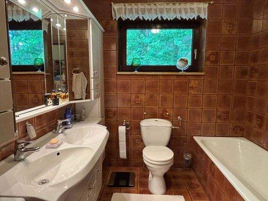 Bad mit Wanne + Dusche