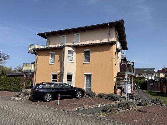 Hausansicht mit Stellplatz