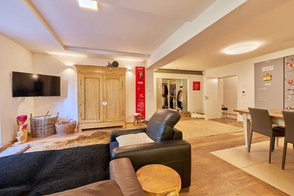 12 Einliegerwohnung Wohnzimmer.jpg