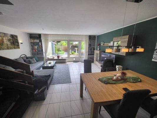 Wohnzimmer mit Blich in den Garten .jpg