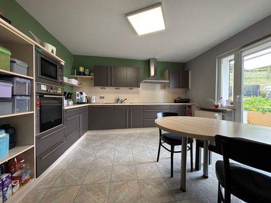 Küche OG mit Zugang zur Terrasse