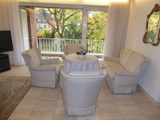 Sitzecke vor dem Balkon mit Blick in den Garten.JPG