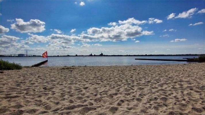 Strand mit Blick auf die Hansestadt Stralsund