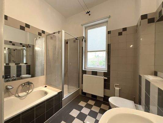 Bad mit Dusche & Wanne