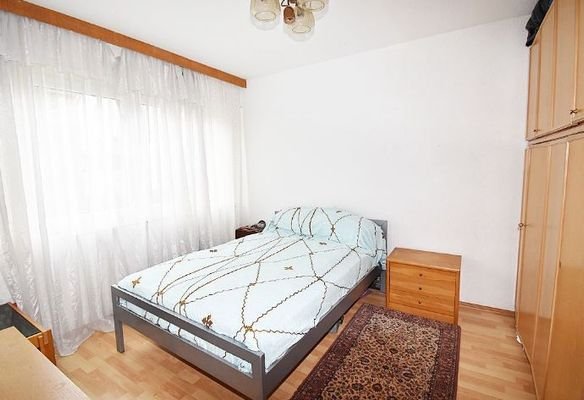Elternschlafzimmer Süd-Ausrichtung mit Laminat