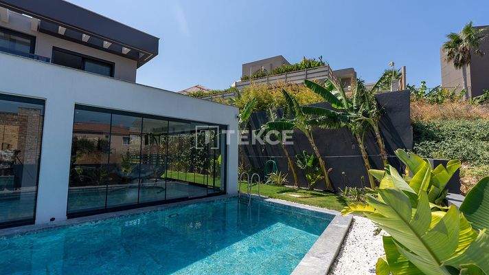 Villa with Pool Close to the Sea in İzmir Çeşme