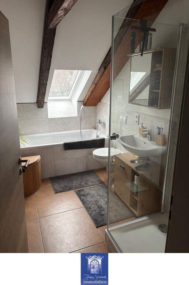 Großzügige und hochwertige Dachgeschosswohnung mit Balkon! Lift! - Foto 2