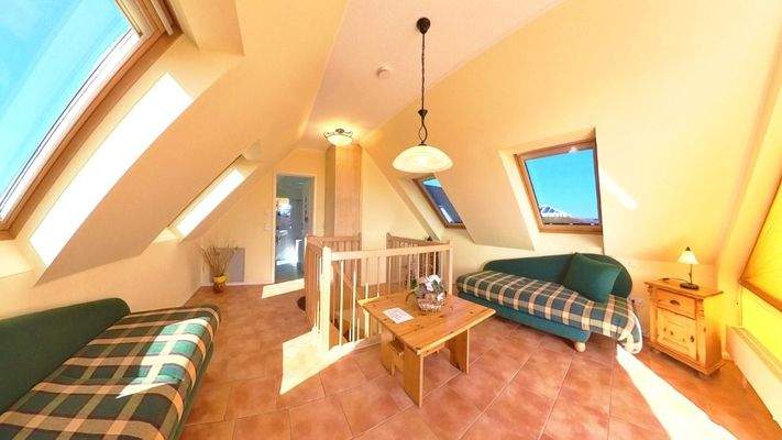 Offenes Studiozimmer im Spitzboden