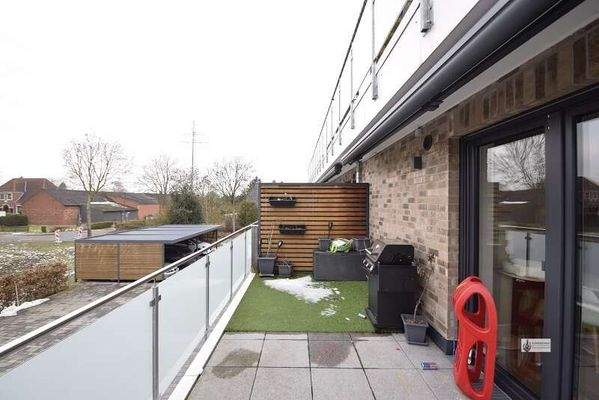 Großer Balkon mit elektrischer Markise