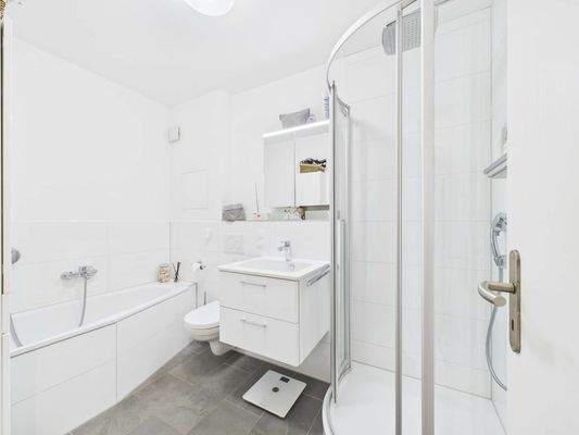 Badezimmer mit Wanne und Dusche