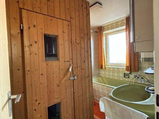 Badezimmer mit Sauna im Obergeschoss