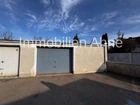 Garage mit Geräteraum