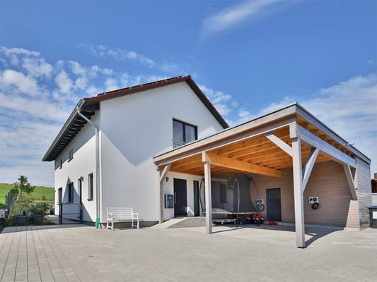 Hausansicht mit Carport