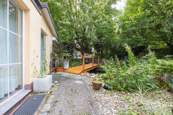 Westgarten mit Teich und Brücke