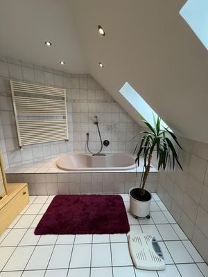 große Badewanne im OG